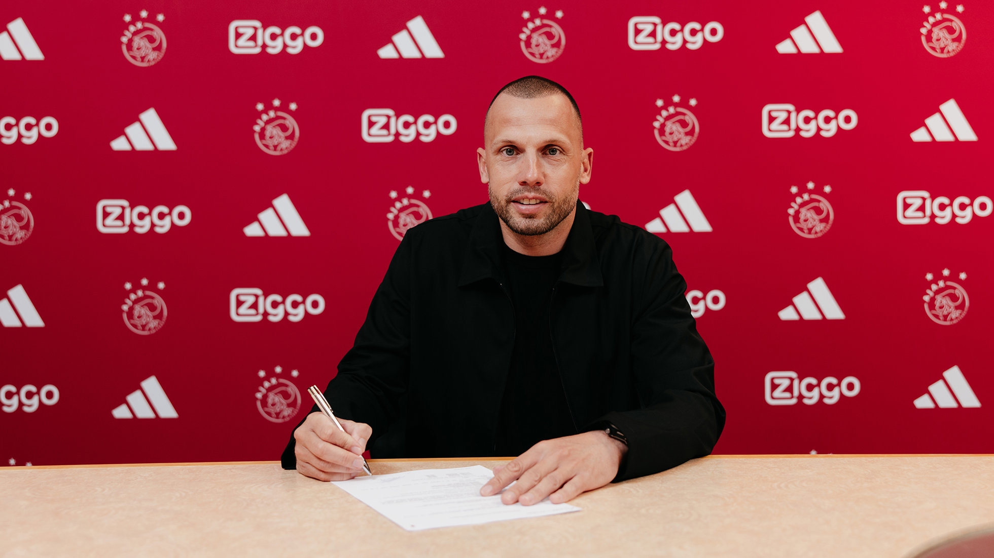 41 tuổi, Heitinga từ chức trợ lý huấn luyện viên của Liverpool để chuyển sang làm huấn luyện viên trưởng của Ajax, quyết định này thật khó tin. - Kèo Nhà Cái